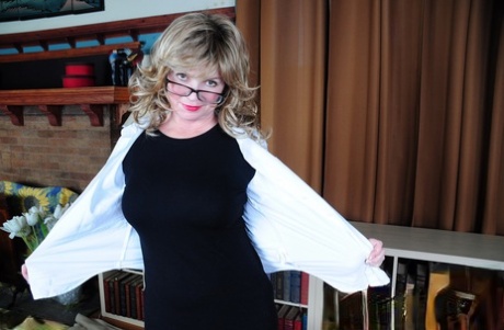 busty curvy mature in stockings adult pics