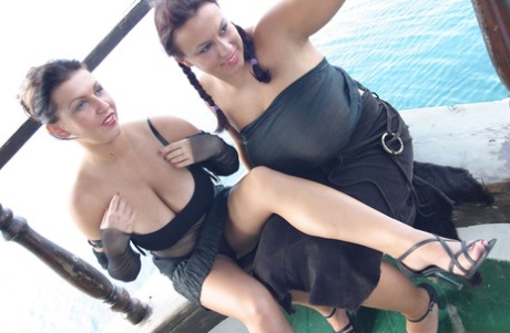 wide hips big ass cougars adult pictures