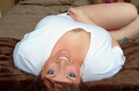 horny bbw teen in her room squirting on her floor on periscope free naked pic