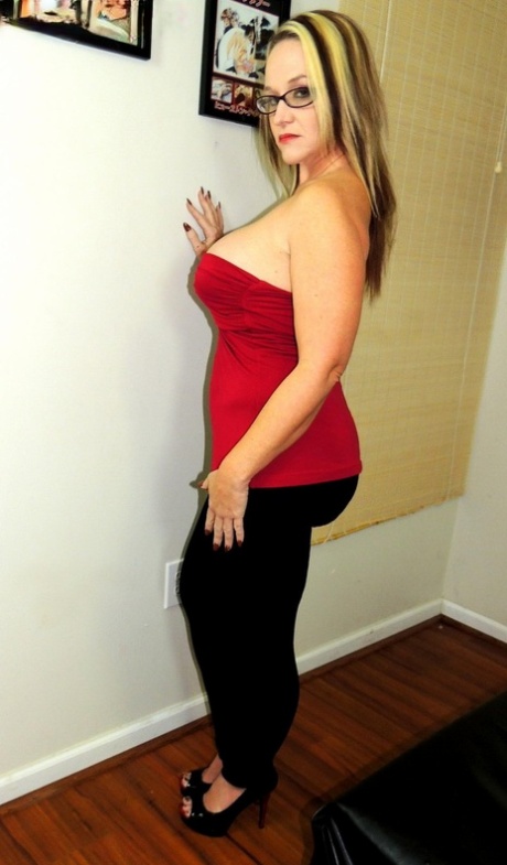 voluptuous mature brit katie coquard uses a rabbit toy porn pictures