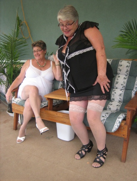 thick goth chick pretty img