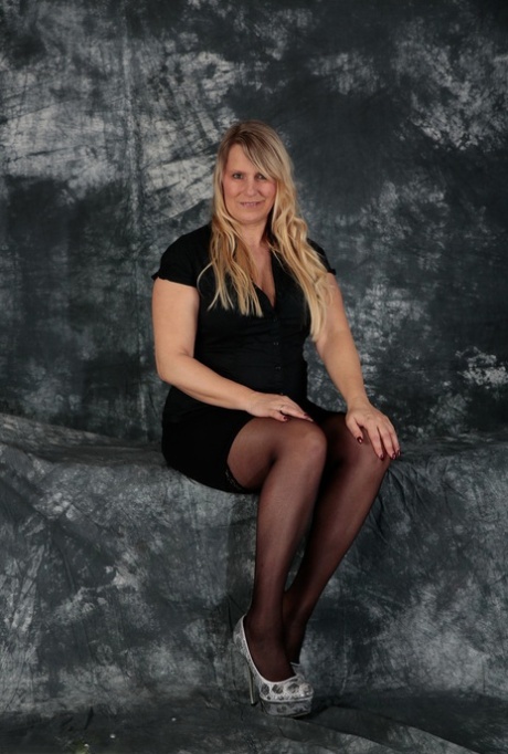 curvy housewife melanie hicks is banging a lucky geek nude pic
