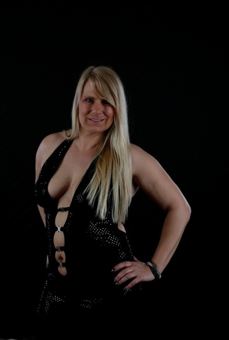 thick shaved pussy top img