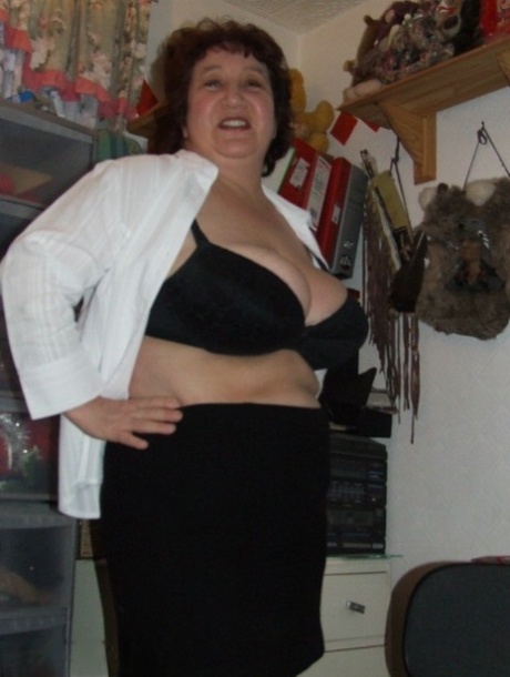 chubby mature playing with herself free sex picture