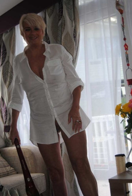 voluptuous cutie erotically teases free sex galleries