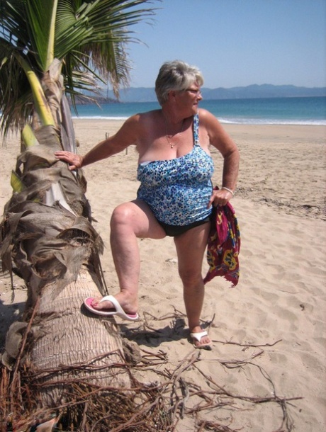 curvy slut giving head pornos image