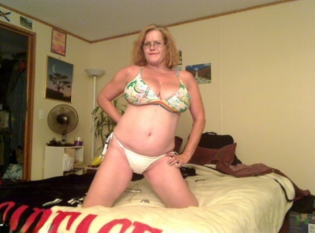nicki minaj seduces white lesbian model with her big ass naked pictures