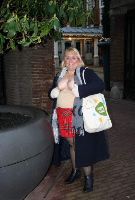 curvy teen deepthroats security guard cock naked pics