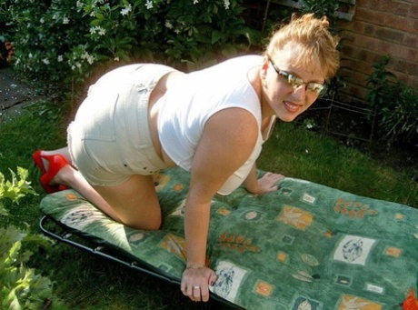 seachwife rubs her fat girl free sexy photo