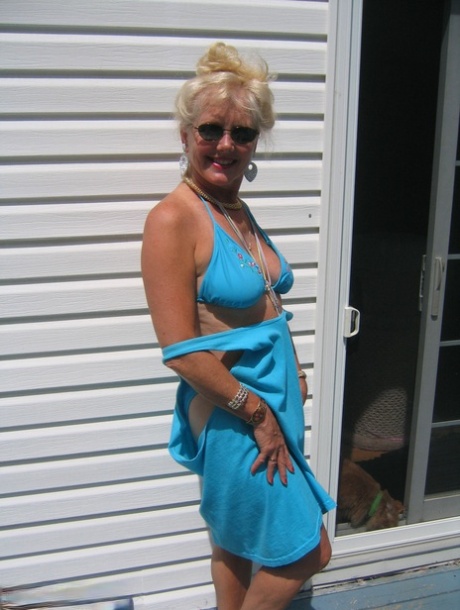 chubby women spreading hot sexy archive