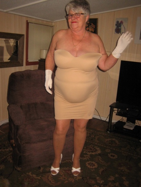 curvy mini skirt free naked pics