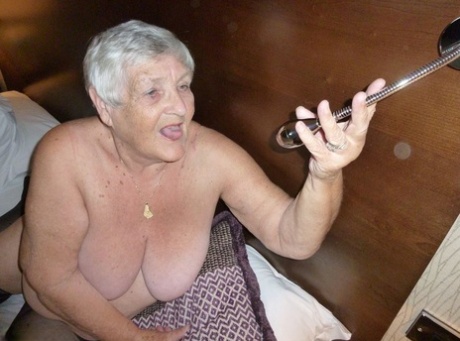 sexy chubby woman toying pussy on cam art nude picture
