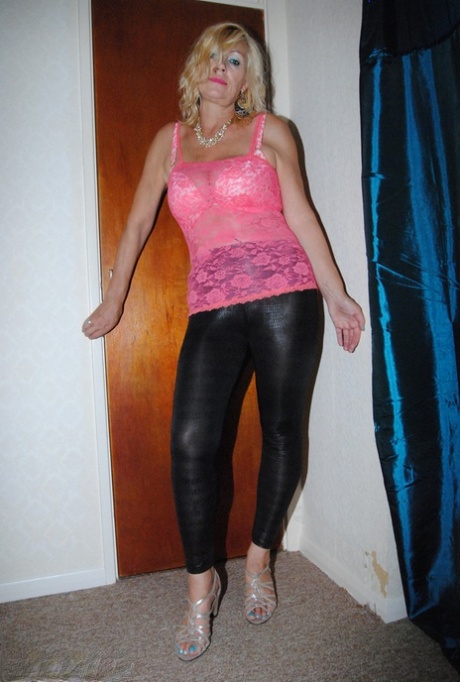 curvy moms naked sleeping hot images