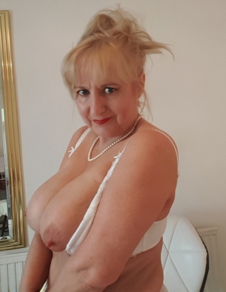 curvy mom hetty loves some naughty cock penetration on the hd galleries
