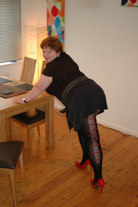 curvy nympho hot porn image