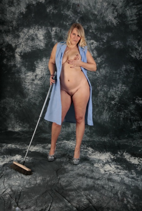 bbw mom making breakfast free nude picture