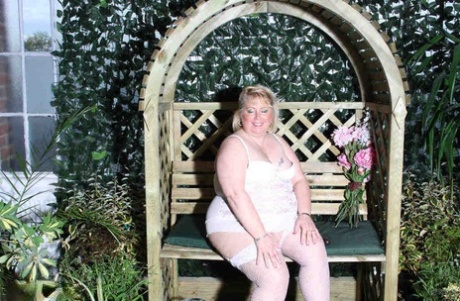 voluptuous ass in tight skirt free nude pictures