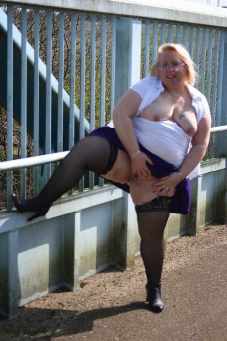 chubby and hairy felicia cums with erotic photos
