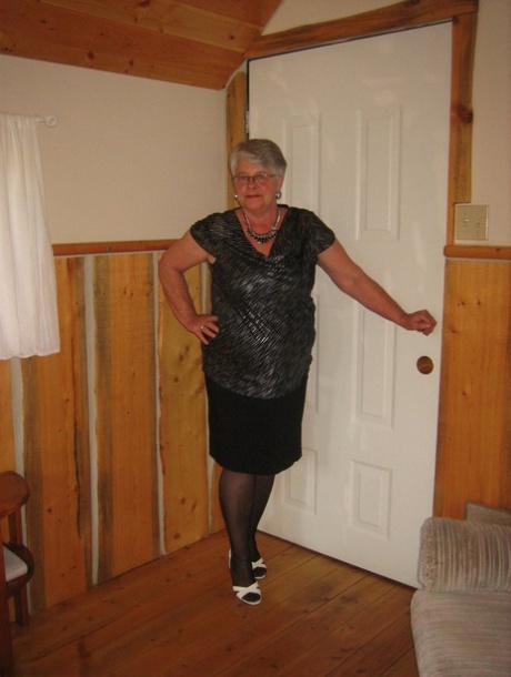 big booty milf with sexy legs in a short tight dress free sexy image