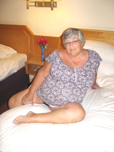 old mom with big ass nudes pic