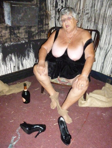 voyuer and chubby chicks art naked gallery