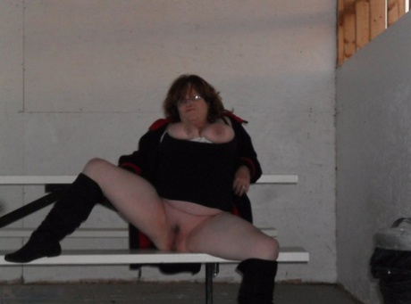 busty curvy cougar hd image