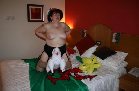 thick mexican stepmom nude archive