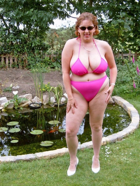 Curvy Claire star porn photo