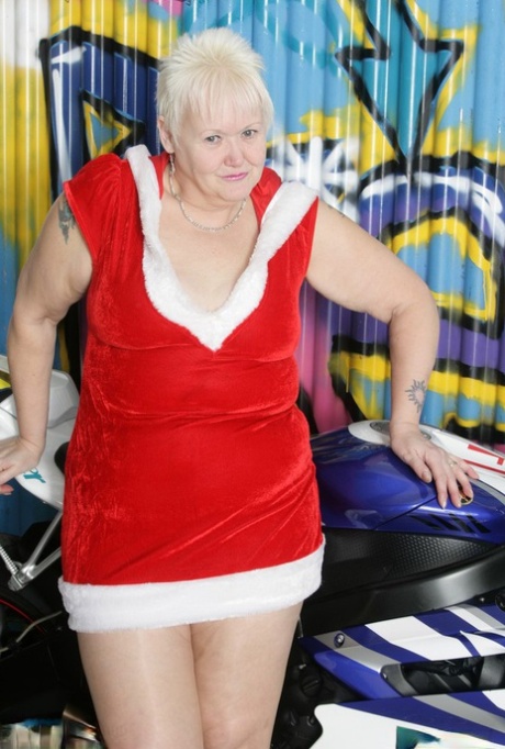 gorgeous european chubby milf naked photos