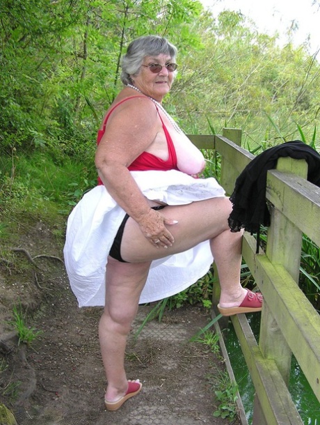 curvy babysitter free nude pics