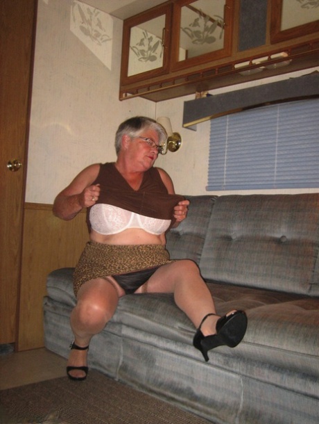busty bbw stepmom free nude picture