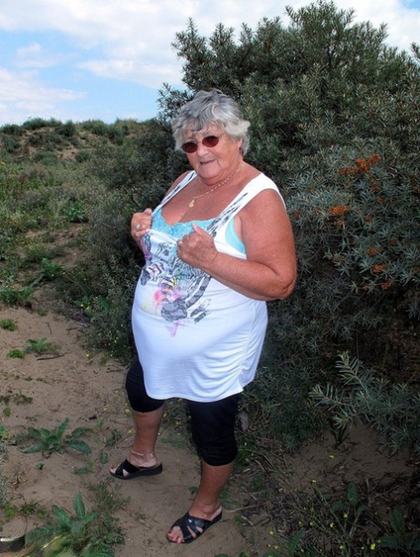 beautiful blonde milf spreading her plump ass cheeks art porn pics