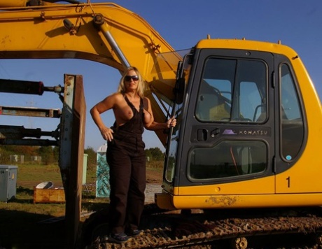 mature ride dildo big ass art nude pic
