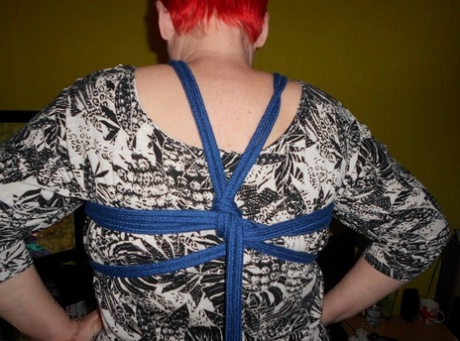 curvy spreading porno pic