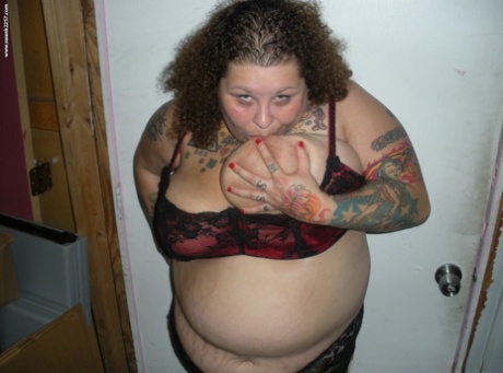 thick thigh goth mommy free porn photo