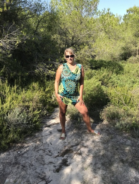 milf with thick thighs sexy images