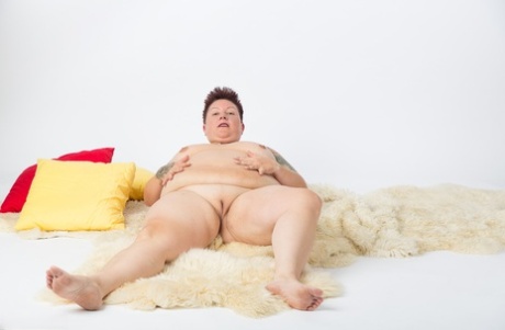 bbw long tongue hot naked photo