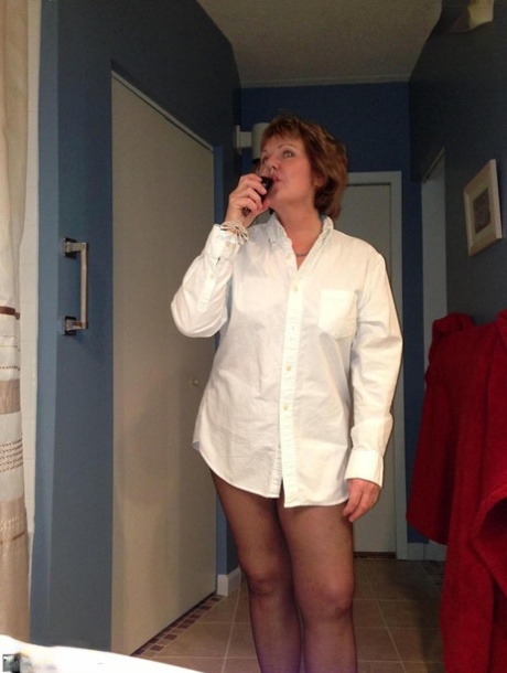 wench finger bonks and her fat pussy licked while standing hot xxx images