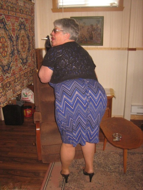 thick ass milf mom pretty image