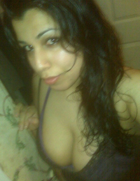 shaking her big ass and drinking a beer hot img