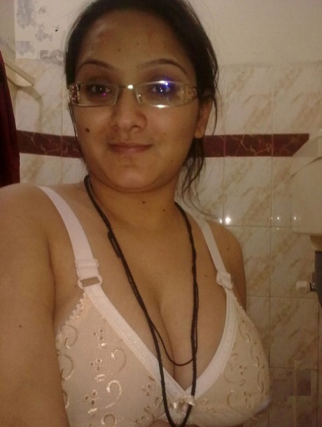 curvy cutie gives wild oral sexy naked pic