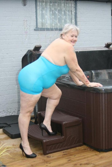 thick girls kissing best image