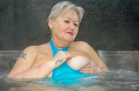 amateur bbw flashing tits nudes gallery
