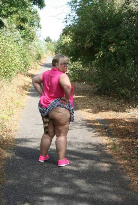 my step sister shows off her big ass nude photos