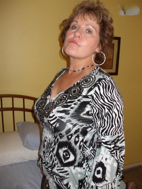 busty plump redhead 02 exclusive photo
