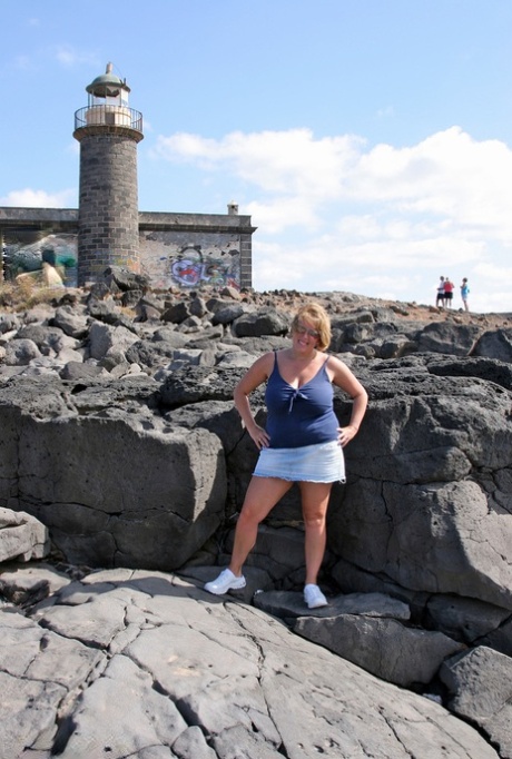 Curvy Claire beautiful model img