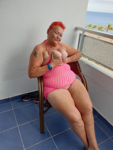 sexy bbw saffron burke taking a bath and applying oil art naked pictures