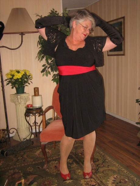 curvy milf standing beautiful nude img