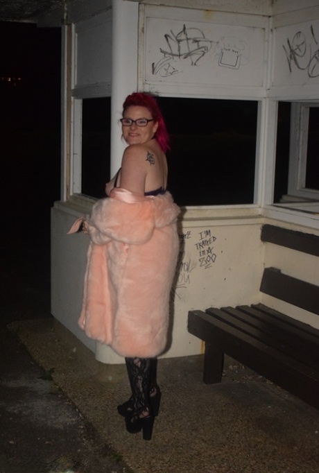 curvy english free nude galleries