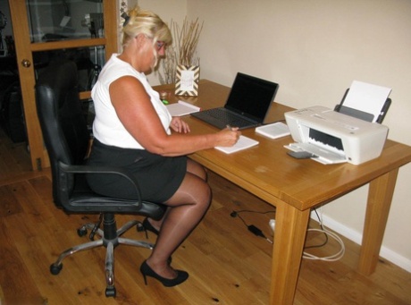 fat blonde feet pornographic photos